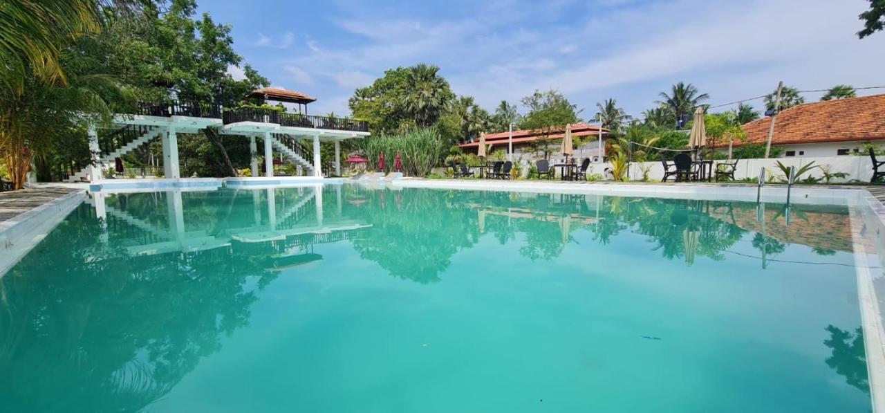 Lucky Beach Resort Тринкомали Экстерьер фото